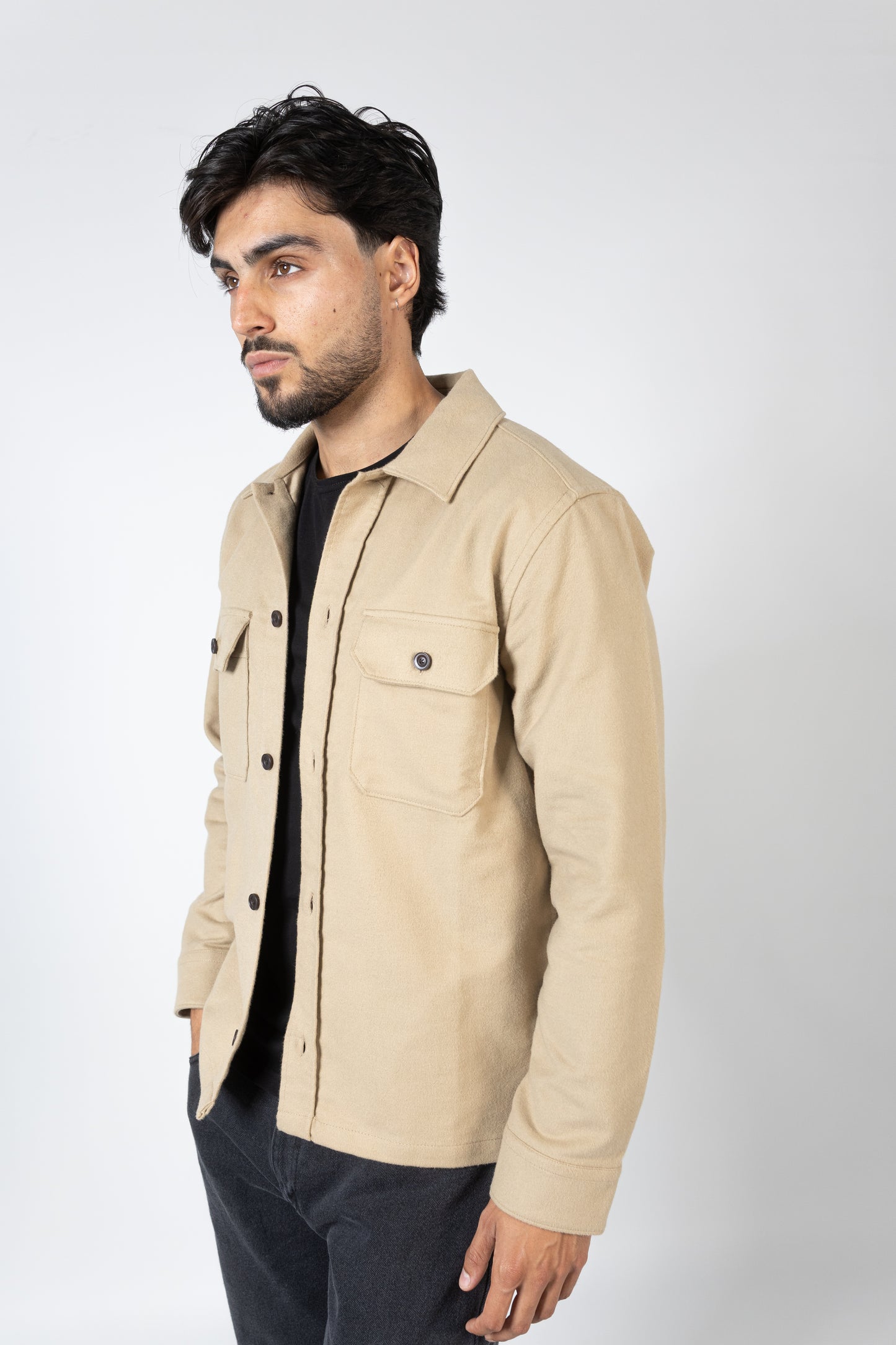 SOBRECAMISA COM BOLSOS CAMEL