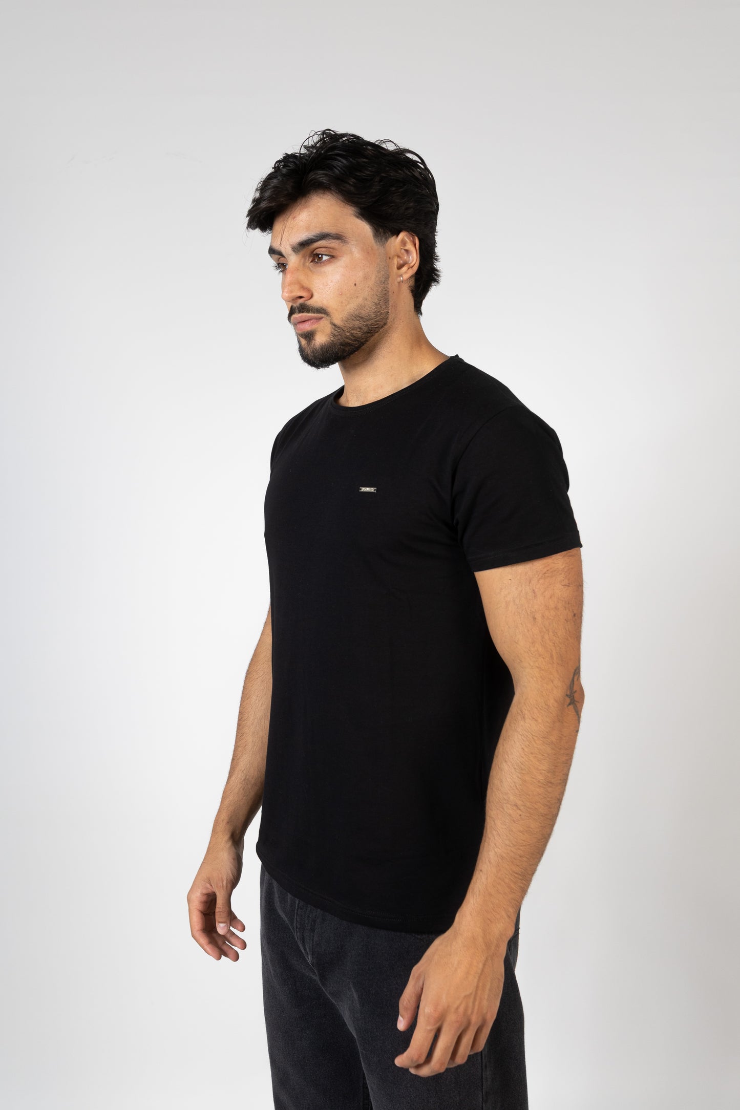 T-SHIRT BÁSICA PRETA