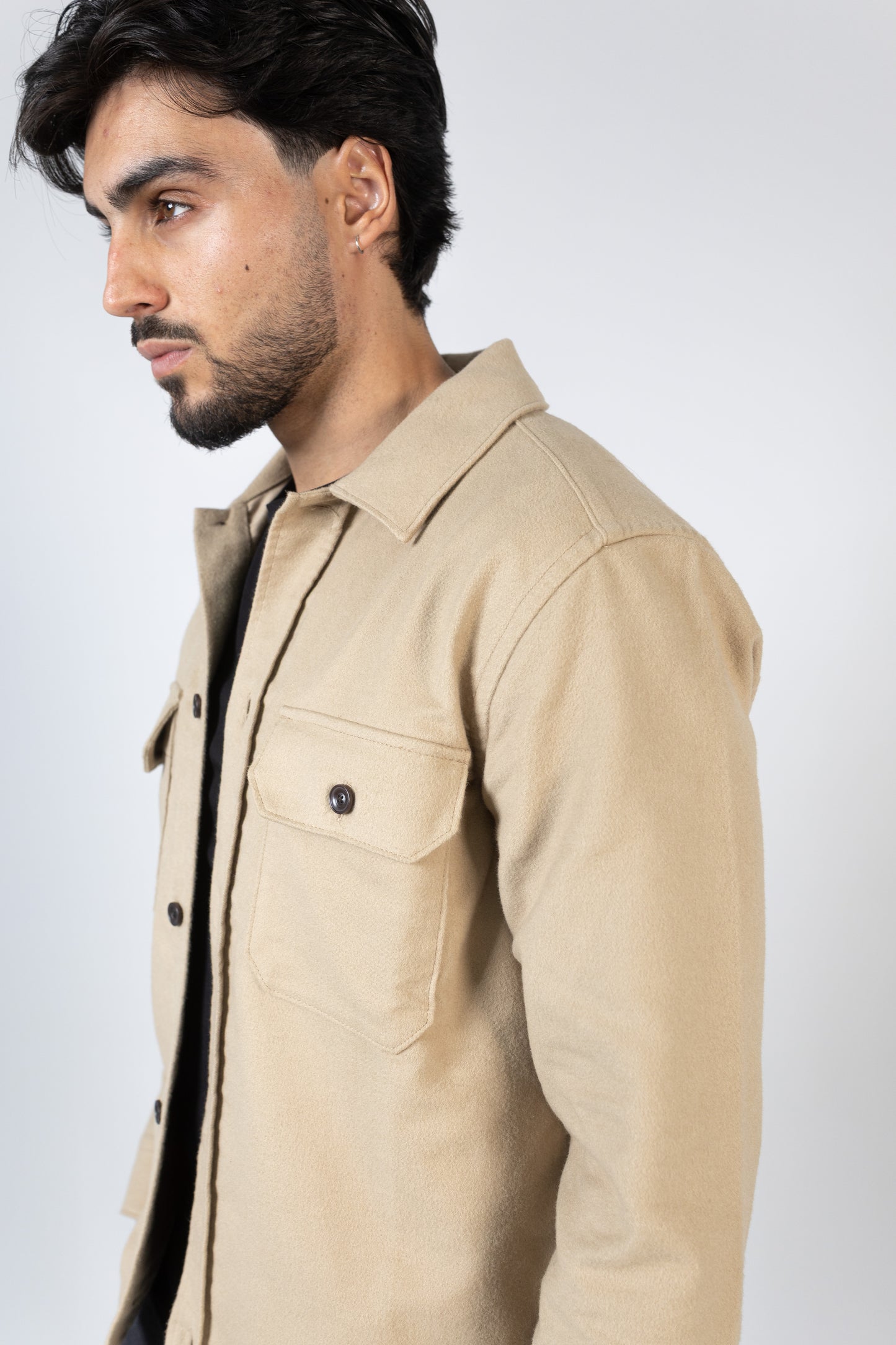 SOBRECAMISA COM BOLSOS CAMEL