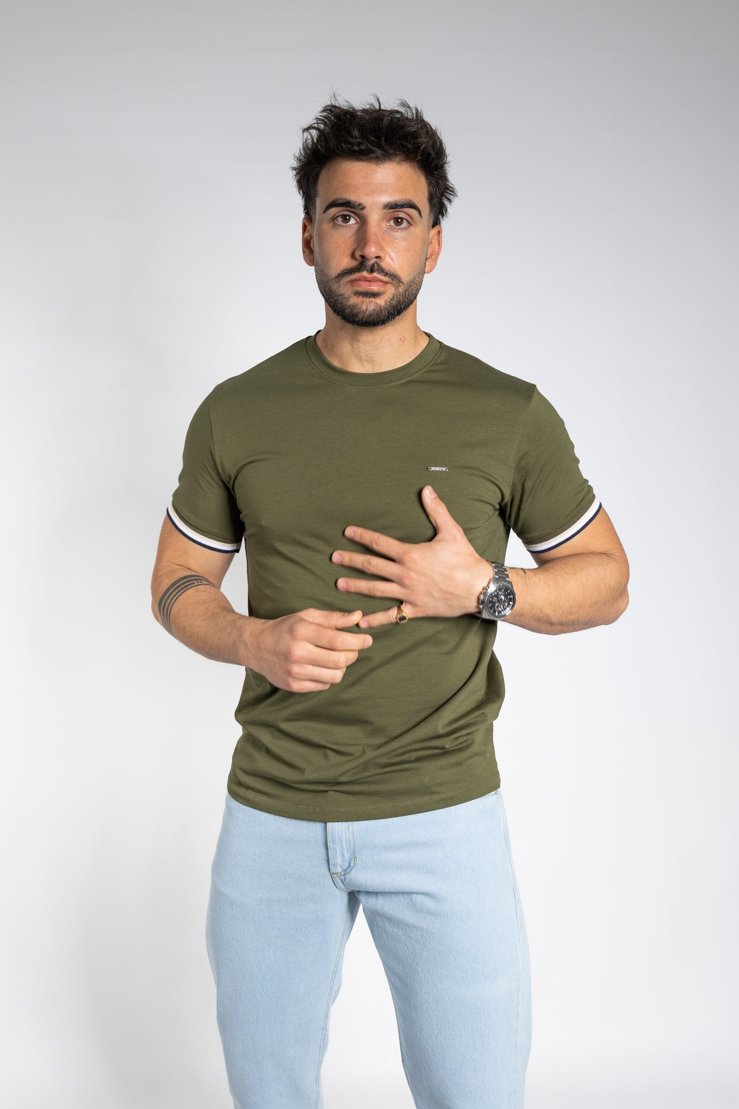 T-shirt com detalhe contrastante nas mangas