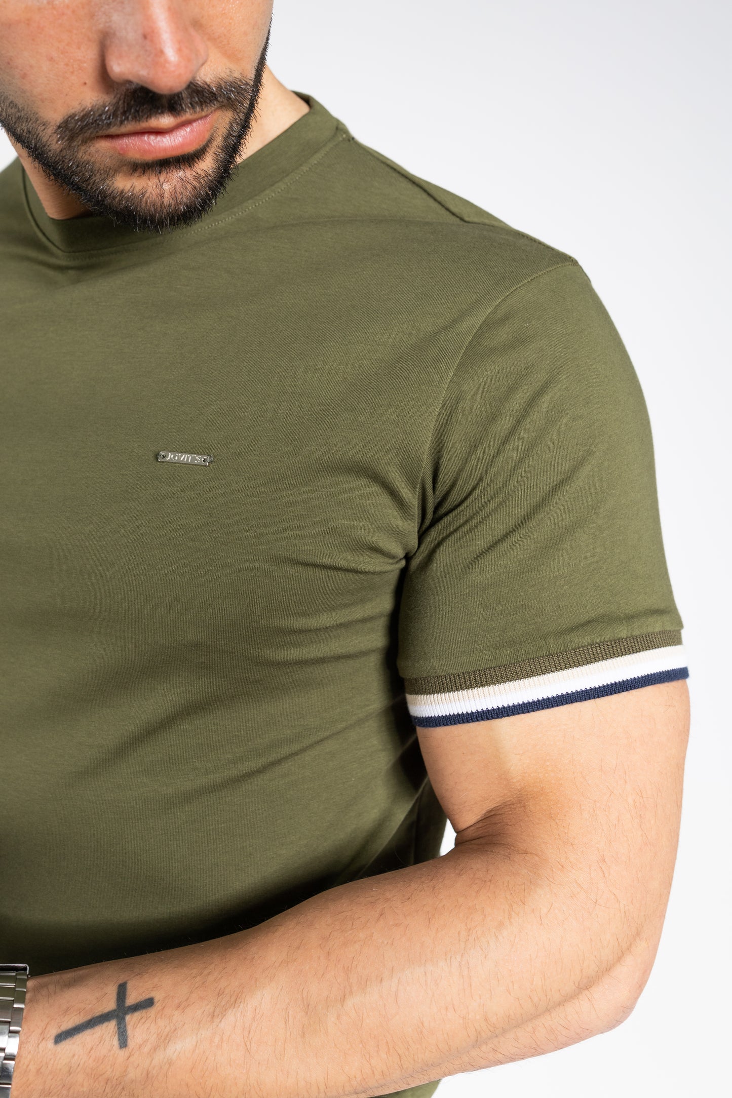 T-shirt com detalhe contrastante nas mangas