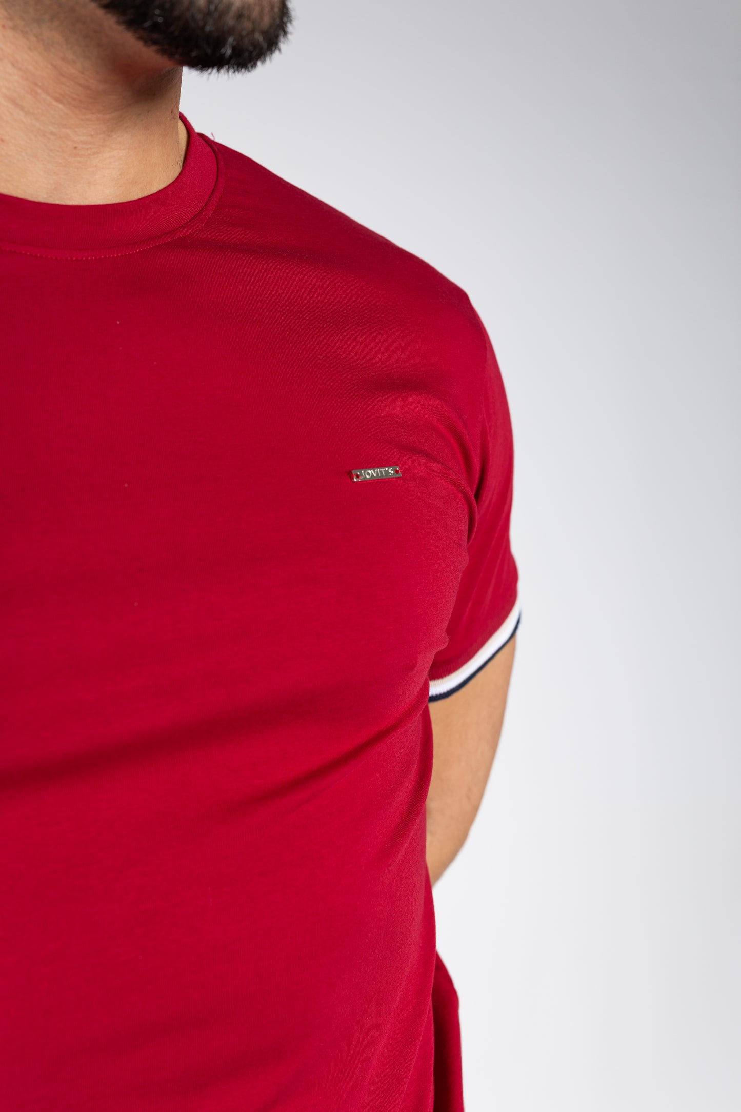 T-shirt com detalhe contrastante nas mangas