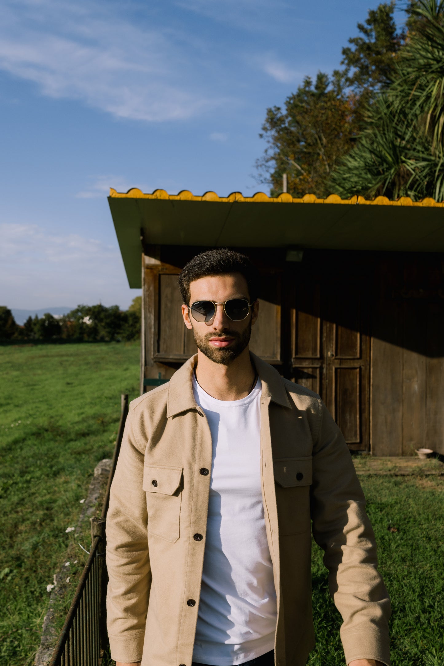 SOBRECAMISA COM BOLSOS CAMEL